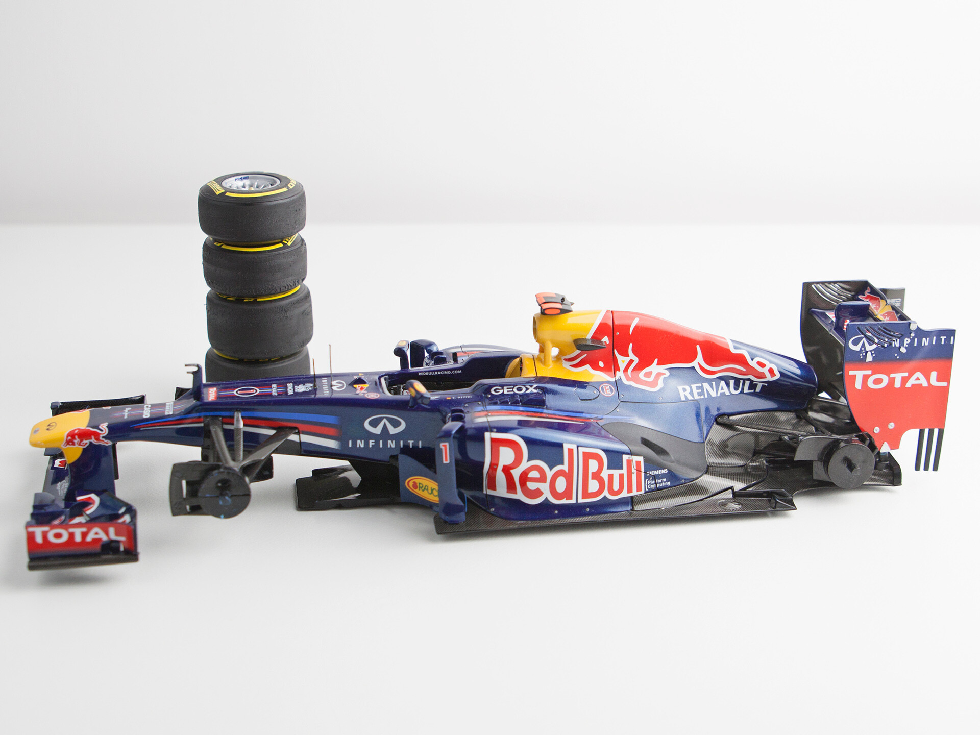 Red Bull Racing RB8 (Sebastian Vettel) | Revell 1:24